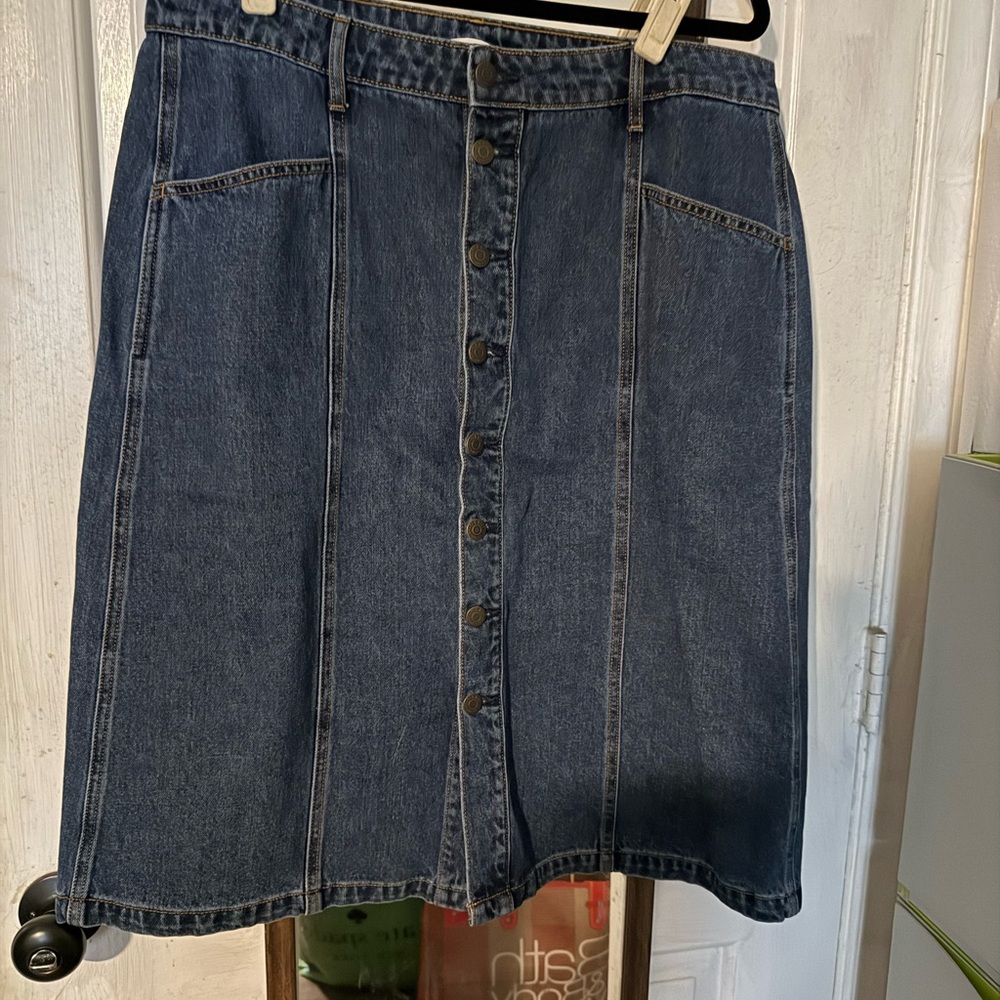 Old Navy Button-Front Skirt - Picture 2 of 4
